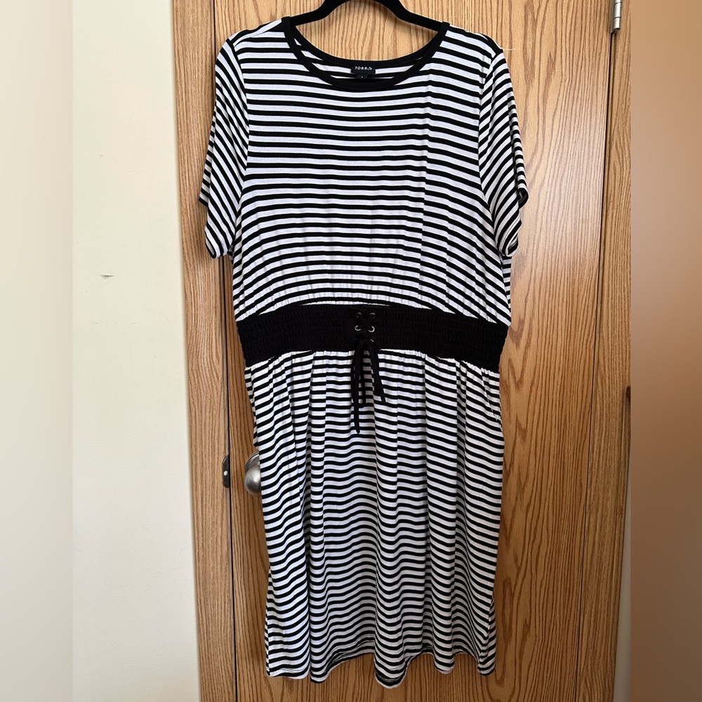 Torrid Black and White striped Midi Sundress Casual 2X EUC smocked drawstring